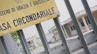 Carceri alla deriva: i detenuti hanno dichiarato guerra allo Stato. La Polizia Penitenziaria ultima frontiera